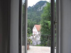 Blick auf ein Haus aus einem offenen Fenster in der Unterkunft Ferienwohnungen Schlosseinkehr in Aschau im Chiemgau + 8 Fotos