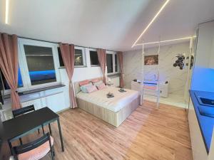 Posteľ alebo postele v izbe v ubytovaní YOURAPART JACUZZI przy ZAMKU KRÓLEWSKIM