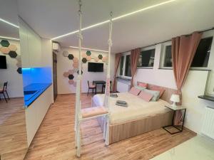 Televízia a/alebo spoločenská miestnosť v ubytovaní YOURAPART JACUZZI przy ZAMKU KRÓLEWSKIM