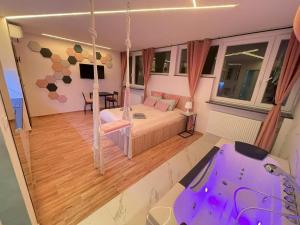 Posteľ alebo postele v izbe v ubytovaní YOURAPART JACUZZI przy ZAMKU KRÓLEWSKIM