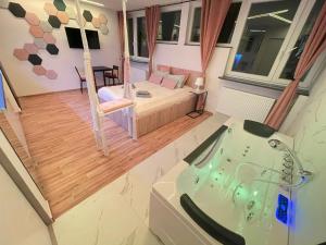 Posteľ alebo postele v izbe v ubytovaní YOURAPART JACUZZI przy ZAMKU KRÓLEWSKIM