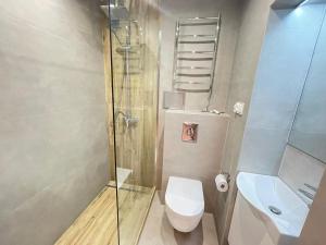 Kúpeľňa v ubytovaní YOURAPART JACUZZI przy ZAMKU KRÓLEWSKIM