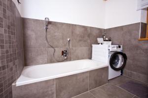 Ένα μπάνιο στο Ferienwohnung Moierhof +63 φωτογραφίες