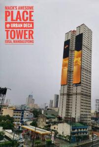 un grande edificio con un cartello sul lato di Mack's Awesome 15 with Netflix and FastUnliwifi a Manila
