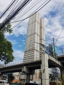 Un palazzo alto con un ponte davanti di Mack's Awesome 15 with Netflix and FastUnliwifi a Manila