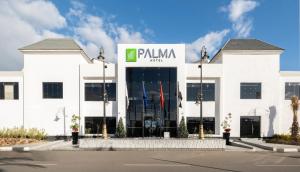 塞得港Palma Hotel的白色的建筑,上面有美洲狮标志
