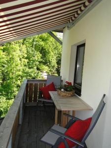 d'une terrasse avec une table et des chaises. dans l'établissement Malerhaus Ferienwohnungen, à Bad Reichenhall