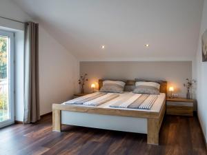 מיטה או מיטות בחדר ב-Ferienwohnung Magnolie