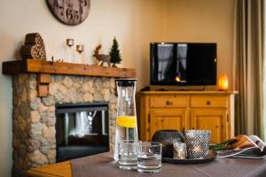 einen Tisch mit einer Flasche Wasser und Gläsern darauf in der Unterkunft Gästehaus Alpenparadies in Krün