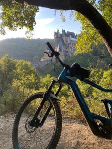 a bike parked in front of a castle at Ferienwohnung MaarBurg in Ulmen