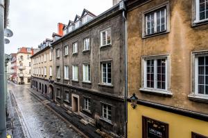 een rij gebouwen aan een stadsstraat bij Rent like home - Ślusarska 13 in Poznań +13 foto's