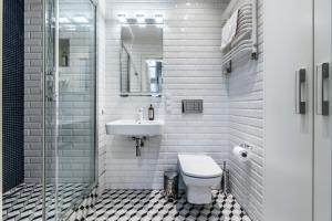 een witte badkamer met een toilet en een wastafel bij Rent like home - Ślusarska 13 in Poznań