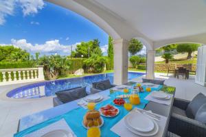 アルクーディアにあるVilla Bonaireのダイニングルーム(テーブル、椅子付)、プール