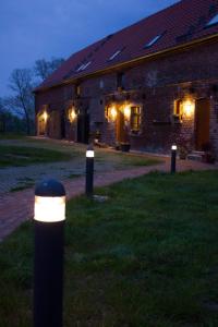 un edificio con luces delante de él por la noche en An den Elbwiesen GZ FeWo Elbeblick Nur Nichtraucher, en Greudnitz