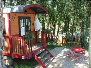 Ein Garten an der Unterkunft Domaine d'Escapa