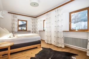 Posteľ alebo postele v izbe v ubytovaní Haus Standlgut Rauris -- incl Sommercard