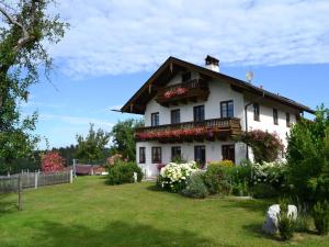 een groot wit huis met bloemen in de tuin bij Pichler Roswitha in Bad Endorf