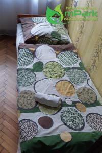um par de camas sentadas no chão num quarto em Hostel Noclegi Chorzow em Chorzów