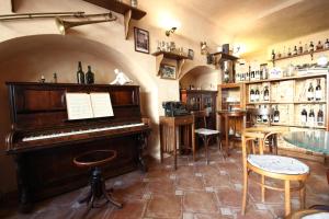 A área de bar ou lounge em (Ne)vinná kavárna