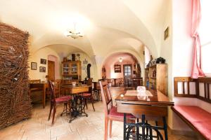 Um restaurante ou outro lugar para comer em (Ne)vinná kavárna