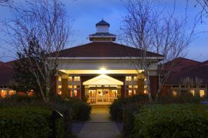 ein großes Gebäude mit einem Turm darüber in der Unterkunft Orida Maidstone in Maidstone