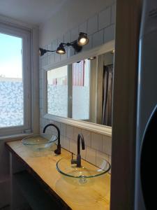 Köök või kööginurk majutusasutuses GÎTE REDROOSTER HOME - Chaleur et bien-être au pied des 7 Laux - 4 ch - 2 sdb - Parking