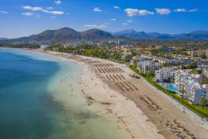 an aerial view of a beach in a city at Apartamento Blue Carabela in Alcudia