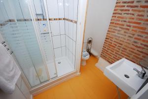 y baño con ducha, aseo y lavamanos. en Le Puy Robin, en La Souterraine