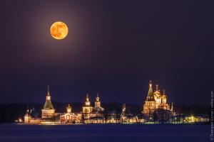 luna llena elevándose sobre un gran edificio por la noche en International Camp club Bereg Best Beach Stylish Coastline Valdai Lake National Park, en Usad'ye