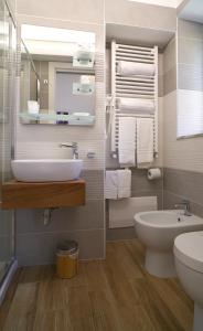 ein Bad mit einem Waschbecken und einem WC in der Unterkunft A Un Passo Da Tutto... in Neapel