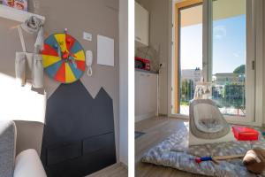 una cucina e un soggiorno con una ruota sul muro di Babyaccommodation Family Green a Pietra Ligure
