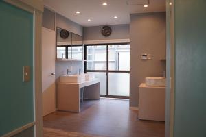 baño con 2 lavabos y ventana grande en Usatsuno Osu, en Nagoya 28 fotos más