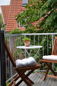 een patio met een tafel, een stoel en een tafel bij Ferienwohnung im Stadthaus - zwei Schlafzimmer in Winsen