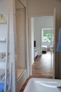 een badkamer met een wit bad en een kamer bij Ferienwohnung im Stadthaus - zwei Schlafzimmer in Winsen