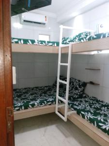 Giường trong phòng chung tại Residencialpinheiro Apto 6