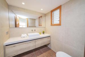Kúpeľňa v ubytovaní Villa Alcanada Garden + 37 fotografií