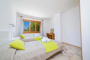 Posteľ alebo postele v izbe v ubytovaní Villa Alcanada Garden