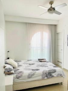 מיטה או מיטות בחדר ב-3BR Golf Residence Red Sea Eilat