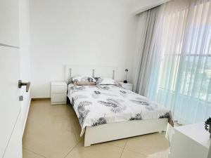 מיטה או מיטות בחדר ב-3BR Golf Residence Red Sea Eilat