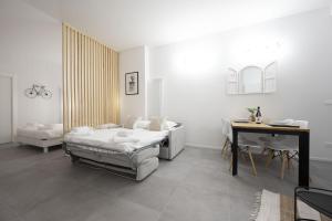 una sala de estar con un sofá y una mesa en GetTheKey Lenzi Suites, en Bolonia