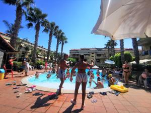 Casa, Mare-Etna-Taormina في فونداشيلو: وجود مجموعة أشخاص في المسبح