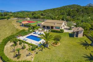 - une vue aérienne sur une maison avec une piscine dans l'établissement Villa Ca na Quarta, à Alcúdia