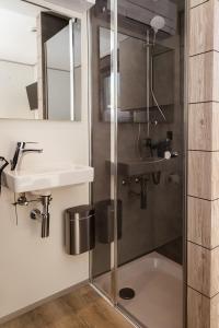 a bathroom with a shower and a sink at Roatel Schkeuditz A9 my-roatel-com in Schkeuditz