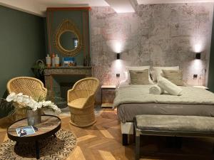 A bed or beds in a room at LA TOUR YVELINE