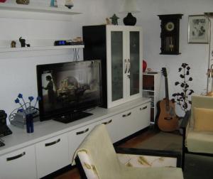 Televízia a/alebo spoločenská miestnosť v ubytovaní Studio apartment in Novi Vinodolski with terrace, air conditioning, WiFi 4208-2