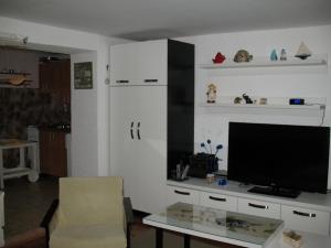 Televízia a/alebo spoločenská miestnosť v ubytovaní Studio apartment in Novi Vinodolski with terrace, air conditioning, WiFi 4208-2