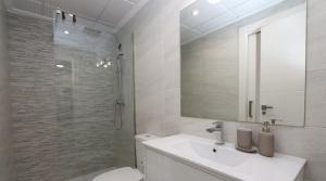 A bathroom at Luxe appartement met 2 badkamers / zee / zwembad