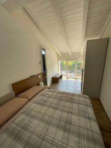 uma cama grande num quarto com um tapete grande no chão em LOCANDA LA CAMPAGNOLA em Vignola