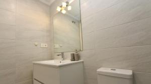 A bathroom at Luxe appartement met 2 badkamers / zee / zwembad