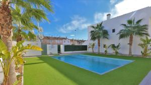 The swimming pool at or close to Luxe appartement met 2 badkamers / zee / zwembad